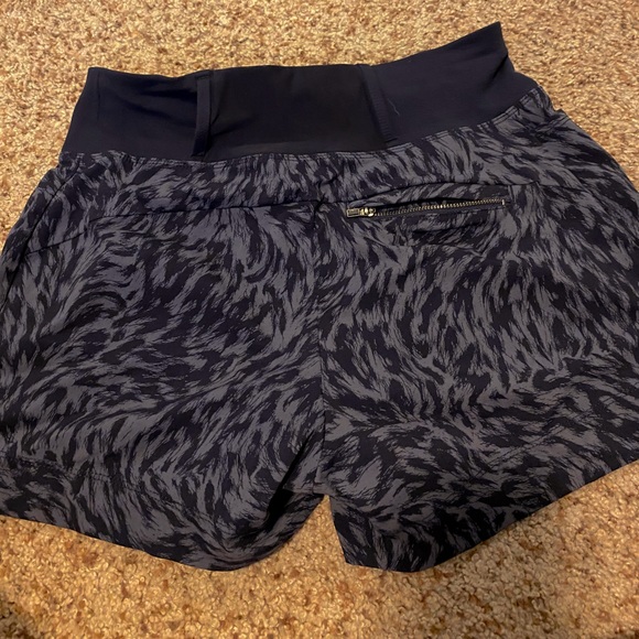 athletic shorts - Picture 3 of 5